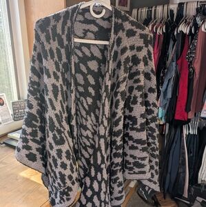 #728 NWT Women's Fleece Fuzzy Wrap
